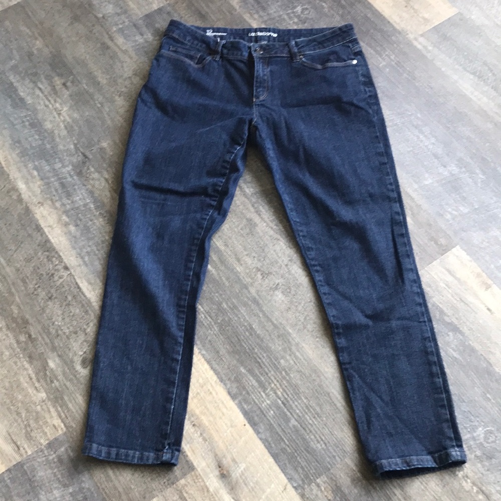 Women’s boyfriend skinny jeans.